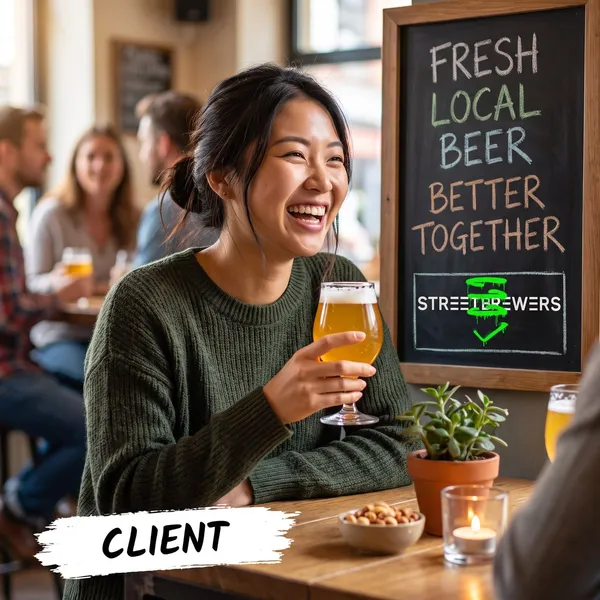 Un client souriant lève son verre de bière à table