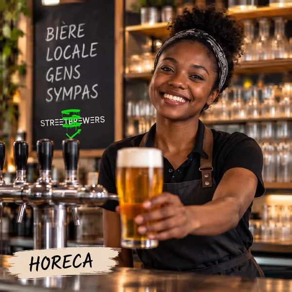 Au bar, un barman souriant tend une bière fraîche, sous une étiquette Horeca