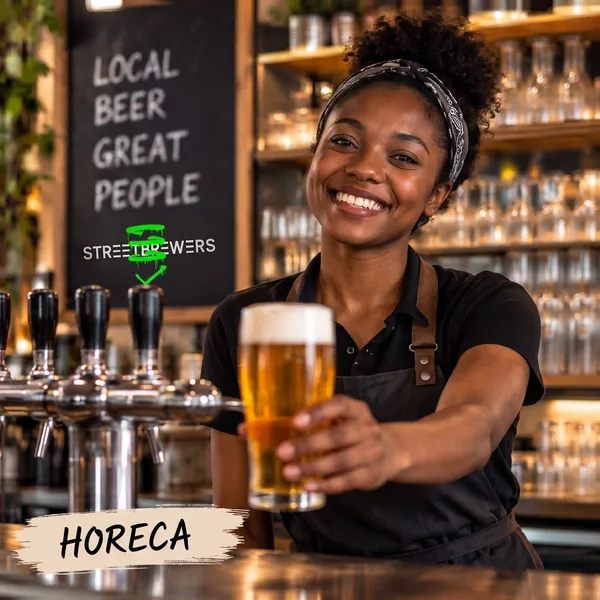 Un barman souriant tend une bière fraîche au comptoir